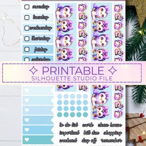 以下が含まれることがあります： ペンギンのテーマの、印刷可能なプランナーステッカーシート。シートには、毎日のチェックリスト、装飾ストリップ、機能的なステッカーが含まれています。デザインは、紫と青のペンギンを特徴とし、「月曜日」や「Printable Silhouette Studio File」などのテキストが含まれています。