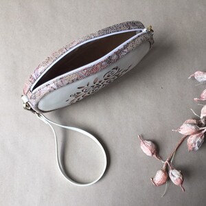 Perforierte Ledertasche in ivory und rosegold mit gelasertem Rosen-Motiv, Glitzer und floralem Muster, zur Bohohochzeit als Brautclutch Bild 6