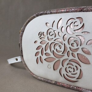 Perforierte Ledertasche in ivory und rosegold mit gelasertem Rosen-Motiv, Glitzer und floralem Muster, zur Bohohochzeit als Brautclutch Bild 5