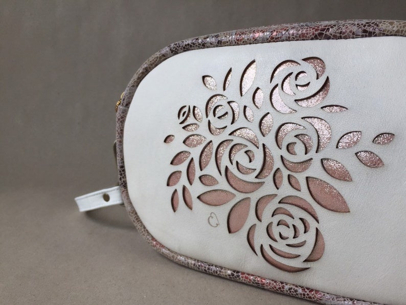 Perforierte Ledertasche in ivory und rosegold mit gelasertem Rosen-Motiv, Glitzer und floralem Muster, zur Bohohochzeit als Brautclutch Bild 5