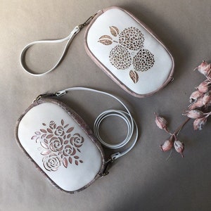 Perforierte Ledertasche in ivory und rosegold mit gelasertem Rosen-Motiv, Glitzer und floralem Muster, zur Bohohochzeit als Brautclutch Bild 10