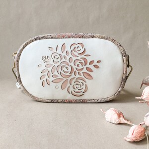 Perforierte Ledertasche in ivory und rosegold mit gelasertem Rosen-Motiv, Glitzer und floralem Muster, zur Bohohochzeit als Brautclutch Bild 1