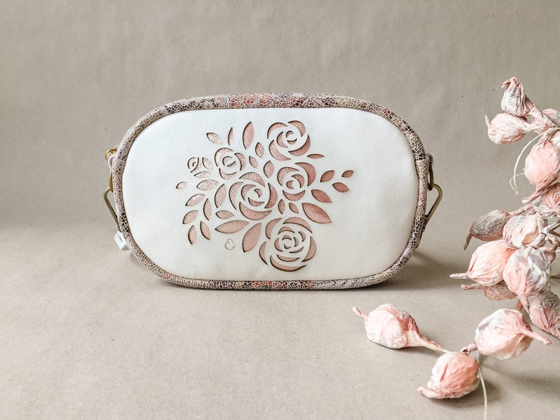 Perforierte Ledertasche in ivory und rosegold mit gelasertem Rosen-Motiv, Glitzer und floralem Muster, zur Bohohochzeit als Brautclutch Bild 1