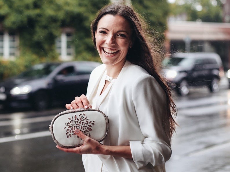 Perforierte Ledertasche in ivory und rosegold mit gelasertem Rosen-Motiv, Glitzer und floralem Muster, zur Bohohochzeit als Brautclutch Bild 2