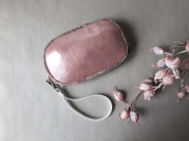 Perforierte Ledertasche in ivory und rosegold mit gelasertem Rosen-Motiv, Glitzer und floralem Muster, zur Bohohochzeit als Brautclutch Bild 7