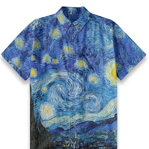 Peut inclure: Une chemise à manches courtes boutonnée bleue et jaune avec un imprimé du tableau de Vincent van Gogh "La Nuit étoilée".