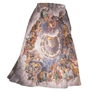 Op de afbeelding: Een A-lijn rok met een kleurrijke print van een fresco uit de Renaissance dat een scène uit de hemel voorstelt. De print toont een ronde koepel met wolken en figuren.