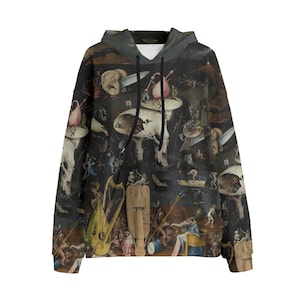 Op de afbeelding: Een zwarte hoodie met een kleurrijke print van een schilderij met veel figuren en objecten. De print is een gedetailleerde en ingewikkelde weergave van een scène in een grillige en surrealistische stijl.