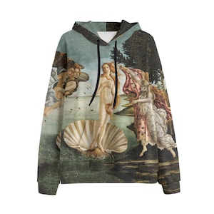 Peut inclure: Un sweat à capuche avec un imprimé coloré d'une célèbre peinture de la Renaissance, représentant une femme debout sur une coquille Saint-Jacques. La peinture est sur fond de ciel bleu avec des nuages et un paysage vert.