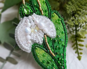 Sneeuwklokje broche, lentebloemspeld, handgemaakte kralen en geborduurde sieraden, jurkaccessoire in groen en wit, reversspeld met kralen