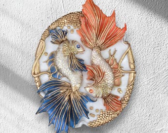 Broche de Peixes Feito à Mão – Joias Únicas do Zodíaco – Broche de Peixe Artesanal com Detalhes Dourados