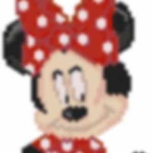 Peut inclure: Image pixélisée de Minnie Mouse, personnage de dessin animé. Elle porte une robe rouge à pois blancs, un nœud assorti et des chaussures noires. Son visage est clair avec des yeux noirs et un nez noir.