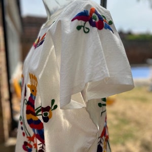 Vintage embroidered mexican cotton dress with hand embroidered flowers and birds, Embroidered Mexican, mexican dress, huipil, mexican kaftan image 3