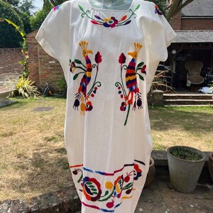 Vintage embroidered mexican cotton dress with hand embroidered flowers and birds, Embroidered Mexican, mexican dress, huipil, mexican kaftan image 5