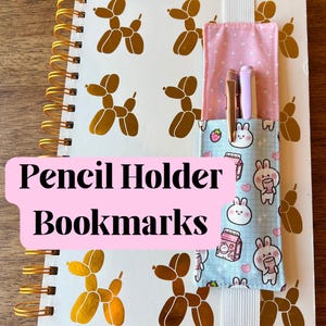 Puede incluir: Una taza de cerámica blanca con un asa negra y el texto "But First, Coffee" en negrita negra. La taza se encuentra sobre un fondo neutro, resaltando su diseño simple.