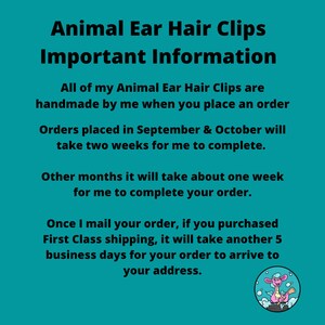 Pu&ograve; includere: Uno sfondo blu turchese con testo bianco che recita "Animal Ear Hair Clips Important Information". Il testo spiega che tutti i fermagli per capelli a forma di orecchie di animali sono fatti a mano e il tempo necessario per completare un ordine. Il testo spiega anche i tempi di spedizione. Un drago rosa dei cartoni animati con un'aureola blu si trova nell'angolo in basso a destra dell'immagine.