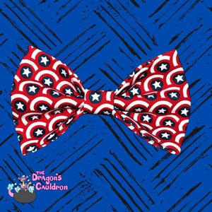 Puede incluir: Una pajarita roja, blanca y azul con un patrón de estrellas y círculos. La pajarita está hecha de tela y tiene una forma clásica de pajarita.