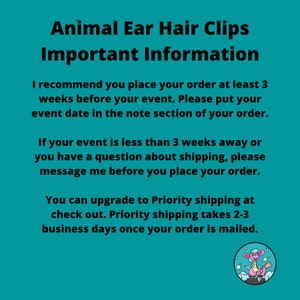 Pu&ograve; includere: Uno sfondo blu turchese con testo bianco che recita "Animal Ear Hair Clips Important Information". Il testo spiega che gli ordini devono essere effettuati almeno 3 settimane prima dell'evento e che la data dell'evento deve essere inclusa nelle note dell'ordine. Il testo spiega anche che se l'evento &egrave; a meno di 3 settimane o se ci sono domande sulla spedizione, &egrave; necessario contattare il venditore prima di effettuare l'ordine. Il testo spiega anche che la spedizione prioritaria &egrave; disponibile al momento del pagamento e richiede 2-3 giorni lavorativi una volta che l'ordine &egrave; stato spedito. Un'illustrazione di un drago rosa su sfondo blu si trova nell'angolo in basso a destra dell'immagine.