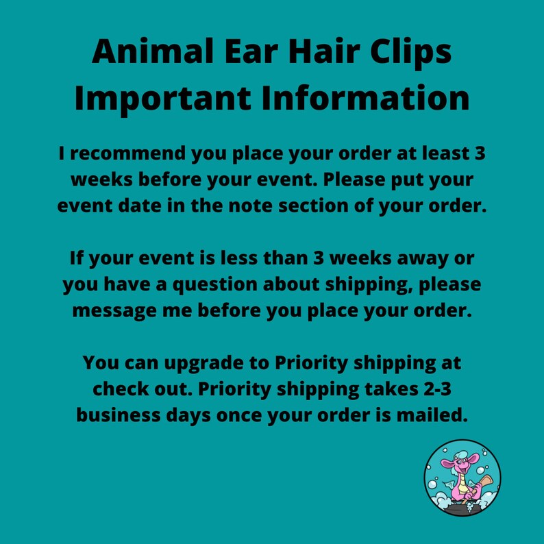 Pu&ograve; includere: Uno sfondo blu turchese con testo bianco che recita "Animal Ear Hair Clips Important Information". Il testo spiega che gli ordini devono essere effettuati almeno 3 settimane prima dell'evento e che la data dell'evento deve essere inclusa nelle note dell'ordine. Il testo spiega anche che se l'evento &egrave; a meno di 3 settimane o se ci sono domande sulla spedizione, &egrave; necessario contattare il venditore prima di effettuare l'ordine. Il testo spiega anche che la spedizione prioritaria &egrave; disponibile al momento del pagamento e richiede 2-3 giorni lavorativi una volta che l'ordine &egrave; stato spedito. Un'illustrazione di un drago rosa su sfondo blu si trova nell'angolo in basso a destra dell'immagine.