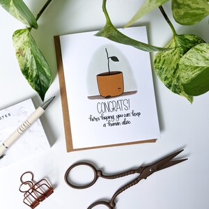 Carte Gardez un humain en vie//carte de bébé//carte de félicitations de bébé/j'attends un bébé//amoureux des plantes//jeu de mots/cartes de calembour