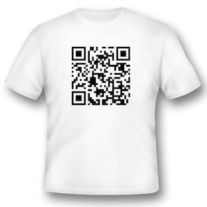 Op de afbeelding: Wit T-shirt met een zwart-witte QR-code gedrukt op de voorkant.