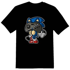 Puede incluir: Camiseta negra con una imagen de dibujos animados de Sonic the Hedgehog sosteniendo un mando de Sega Genesis.