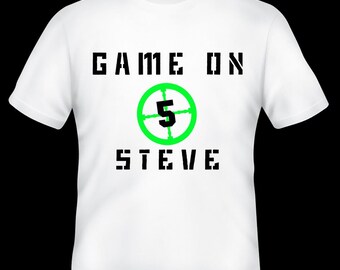 Lazer Tag-Spiel auf jedem Namen jeden Alters. Feier mit den Dinos. Schwarzes oder weißes T-Shirt. Bitte Name und Alter in den Notizen angeben