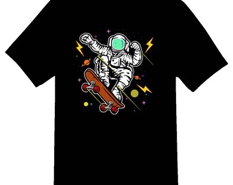 Puede incluir: Camiseta negra con un gráfico de un astronauta patinando en el espacio. El astronauta lleva un traje espacial blanco con una visera azul y sostiene una patineta con ruedas rojas. El fondo es negro con estrellas y planetas.