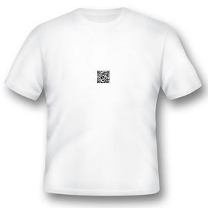 Op de afbeelding: Wit T-shirt met een zwart-witte QR-code gedrukt op de voorkant.