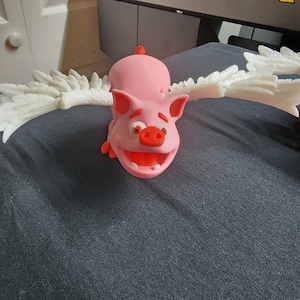 Cerdo volador multicolor impreso en 3D, cuando los cerdos vuelan. Juguete de escritorio. Alas y patas móviles.