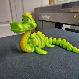 Wielokolorowa, drukowana w 3D kreskówka Nessie, potwór z Loch Ness, zabawka na biurko/ekspozycja