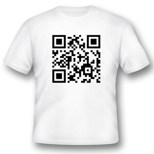Op de afbeelding: Wit T-shirt met een zwart-witte QR-code gedrukt op de voorkant.