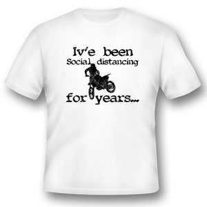 Ich bin seit Jahren sozial distanziert Motorrad Dirt Bike schwarz oder weiß T-Shirt