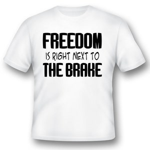 Freedom is right next to brake muscle car utv humor lustiges schwarz oder weiß T-Shirt