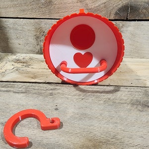 Casita colgante con forma de corazón impresa en 3D. Dale a tus pájaros una divertida casita de dibujos animados. Incluye colgador.