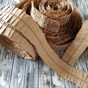 Volantes de papel hechos a mano, papel de envío cosido, adornos, adornos desgastados, adornos grunge, efímeras vintage, técnicas mixtas, álbumes de recortes, diario basura