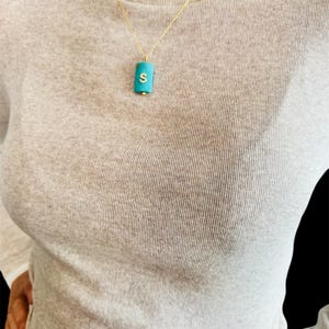 Individuelle Buchstaben Halskette, natürliche türkisfarbene Stein Anhänger Halskette auf Buchstabe, Edelstein, personalisierter Schmuck