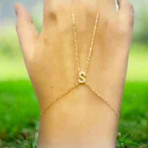 Pulsera de dedo con anillo de cadena de mano de circonita con letra chapada en oro de plata esterlina 925k personalizada.