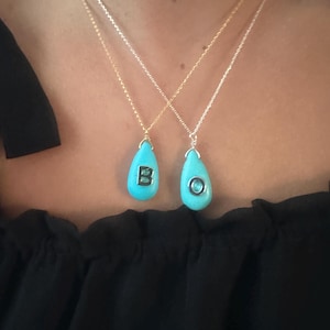 Collar personalizado de plata de ley 925k bañado en oro con inicial en forma de lágrima y turquesa. Estilo bohemio. Regalo para el Día de la Madre.