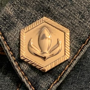 Golden Queens ‘s Crest Pin (Hexagon)