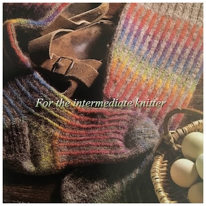 Pode incluir: Um close-up de um par de meias listradas coloridas com uma sandália de couro marrom por cima. O texto "For the intermediate knitter" é visível na imagem.