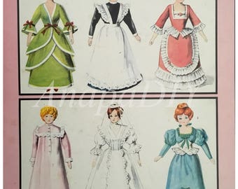 Könnte beinhalten: Sechs Papierpuppen in verschiedenen Vintage-Outfits. Die Puppen sind alle Frauen mit roten Haaren und tragen Kleider mit Spitze und Rüschen. Die Puppen stehen alle in einer Reihe und schauen nach vorne.