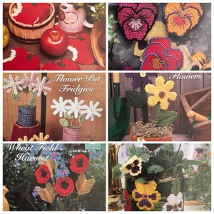 Puede incluir: Una colección de patrones de artesanía de lona de plástico con temas florales y de jardín. Los patrones incluyen fridgies de maceta de flores, flores, cosecha de campo de trigo y una maceta de flores con pensamientos.