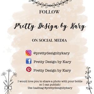 Puede incluir: Un gr&aacute;fico con un fondo marr&oacute;n claro y estrellas blancas. El texto "FOLLOW Pretty Design by Kary" est&aacute; en fuente cursiva negra. El texto "ON SOCIAL MEDIA" est&aacute; en negro. Debajo de eso hay iconos para Instagram, Facebook y Pinterest con el texto "@prettydesignbykary", "Pretty Design by Kary" y "Pretty Design by Kary" respectivamente. El texto "I would love you to share a photo with your bottle so I can publish! Use hashtag #prettydesignbykary" est&aacute; en negro.
