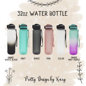 Puede incluir: Seis botellas de agua de 946 ml en varios colores, incluyendo un degradado de blanco a negro, verde menta, gris humo, rosa, transparente y un degradado de menta a morado. Las botellas tienen una tapa negra y una asa de transporte negra.