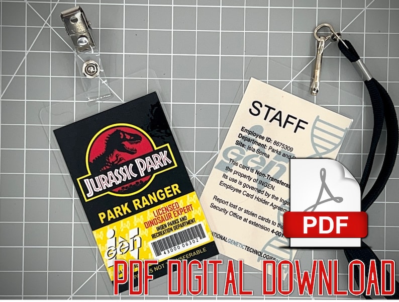 Op de afbeelding: Twee printbare Jurassic Park-ID-kaarten. De eerste kaart is een zwart-gele Jurassic Park Park Ranger-ID-kaart met een rood dinosaurus-silhouet. De tweede kaart is een witte personeels-ID-kaart met de tekst "STAFF" in zwart. De tekst "Employee ID: 8675309" staat op de kaart gedrukt. De tekst "Department: Parks and Site: Isla Soma" staat op de kaart gedrukt. De tekst "This card is Non-Transferable, the property of INGEN. Its use is governed by the INGEN Employee Card Holder Agreement. Report lost or stolen cards to the Security Office at extension 4-001" staat op de kaart gedrukt. De tekst "Gen" staat op beide kaarten gedrukt.