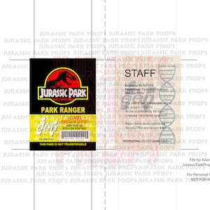 Op de afbeelding: Een Jurassic Park-personeelskaart met een groen dinosauruslogo en de tekst "Jurassic Park Park Ranger". De kaart heeft een rode rand en de tekst "Gecertificeerd dinosaurusdeskundige" en "Deze pas is niet overdraagbaar".