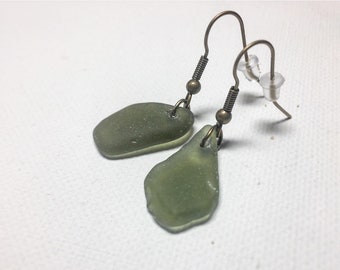 Pendientes colgantes de bronce con cristales de playa verdes