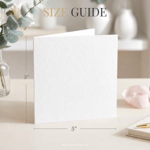 Puede incluir: Una tarjeta de felicitaci&oacute;n cuadrada de color blanco con una superficie texturizada. La tarjeta tiene la etiqueta SIZE GUIDE en la parte superior. Las l&iacute;neas de dimensi&oacute;n indican una altura de 12,7 cm y un ancho de 12,7 cm.