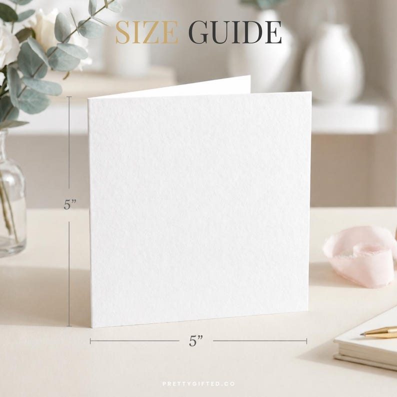 Puede incluir: Una tarjeta de felicitaci&oacute;n cuadrada de color blanco con una superficie texturizada. La tarjeta tiene la etiqueta SIZE GUIDE en la parte superior. Las l&iacute;neas de dimensi&oacute;n indican una altura de 12,7 cm y un ancho de 12,7 cm.